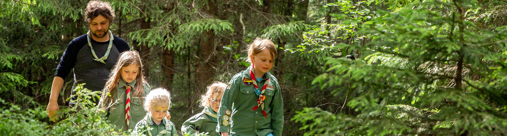 Familiespeidere og stifinnere på tur i skogen.